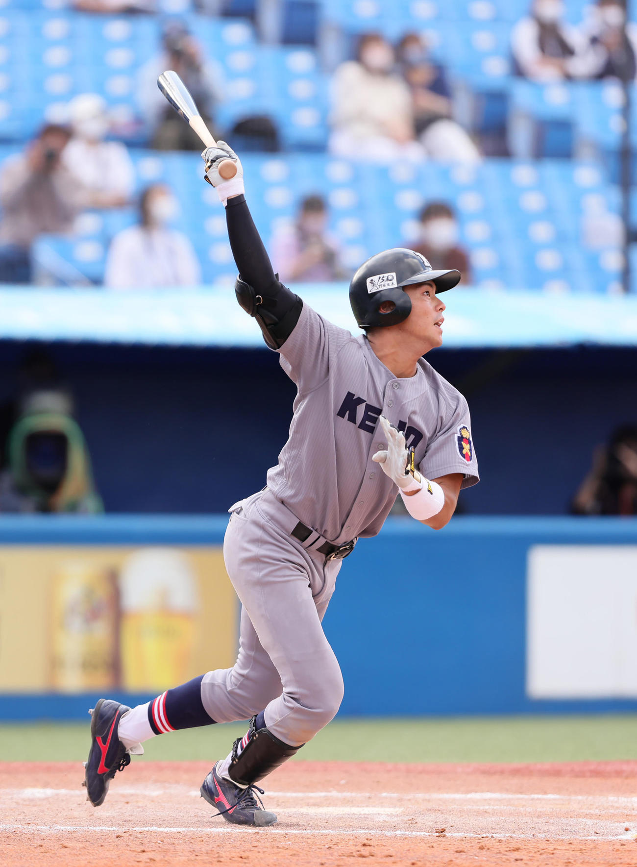 慶大対東大　4回表慶大無死一塁、山本は右越え2点本塁打を放つ（撮影・足立雅史）