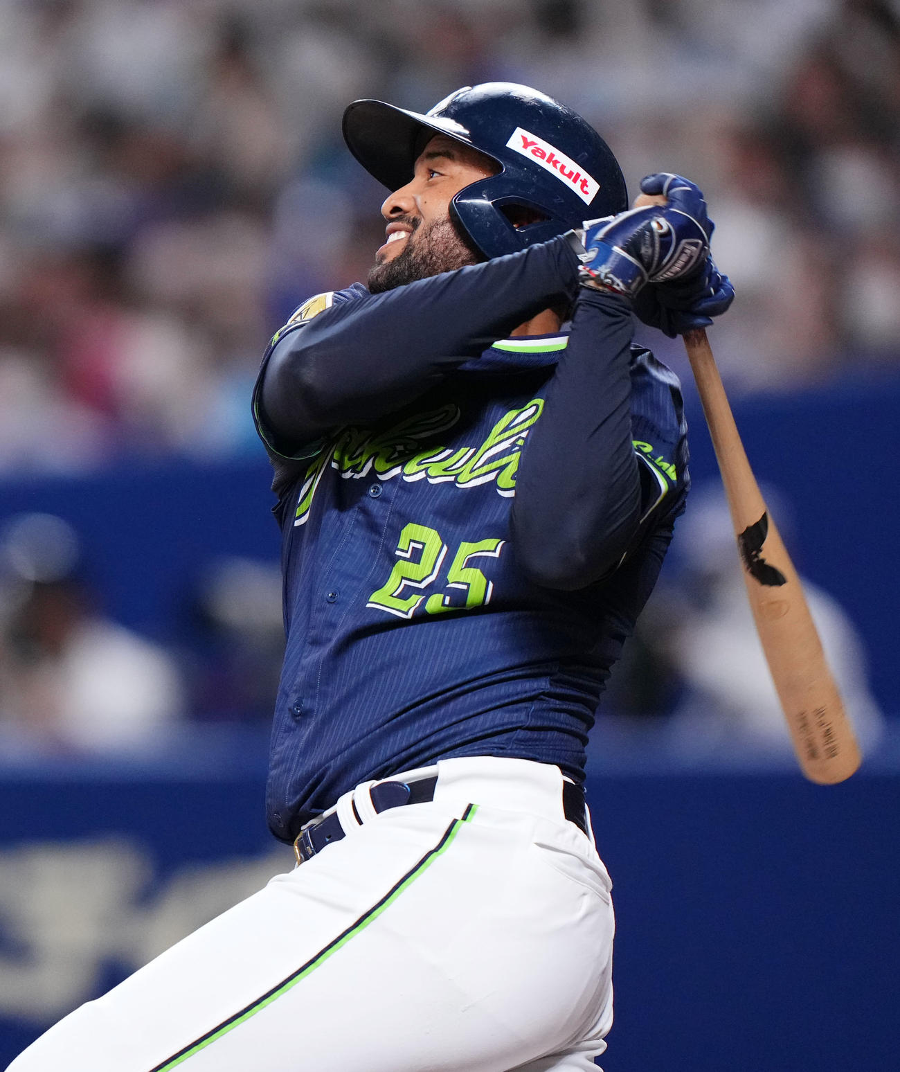 中日対ヤクルト　4回表ヤクルト無死二、三塁、右中間へ3点本塁打を放つサンタナ（撮影・横山健太）
