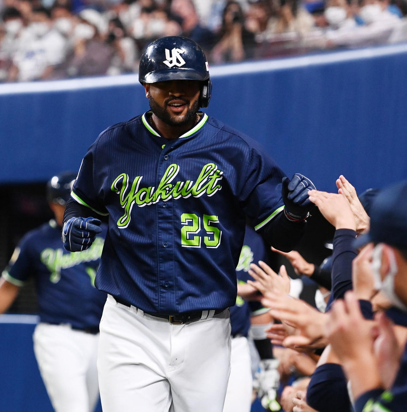 中日対ヤクルト　4回表ヤクルト無死二、三塁、右中間へ3点本塁打を放ちタッチを交わすサンタナ（撮影・横山健太）