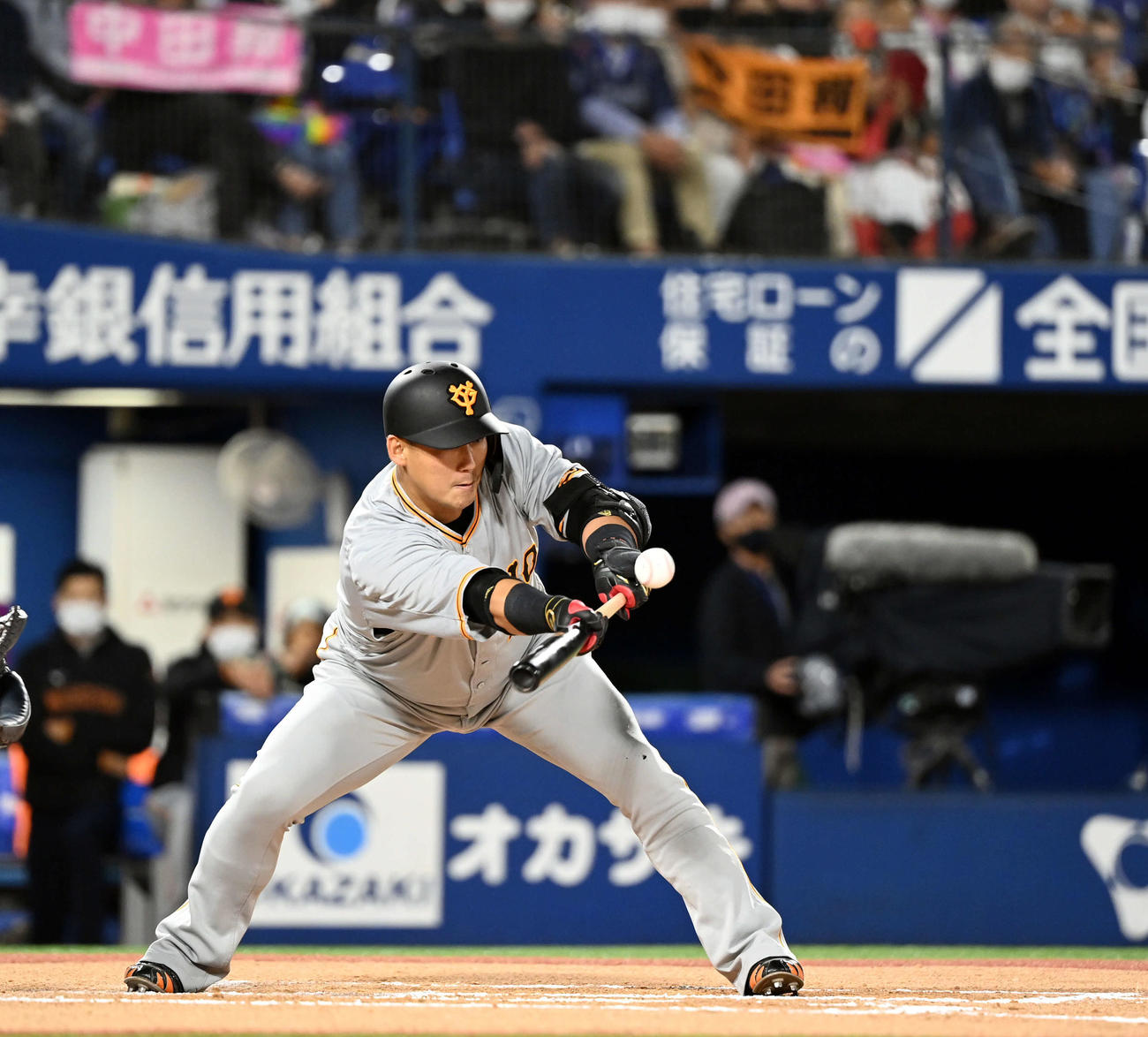 DeNA対巨人　6回表巨人無死一、二塁、犠打を決める中田（撮影・たえ見朱実）