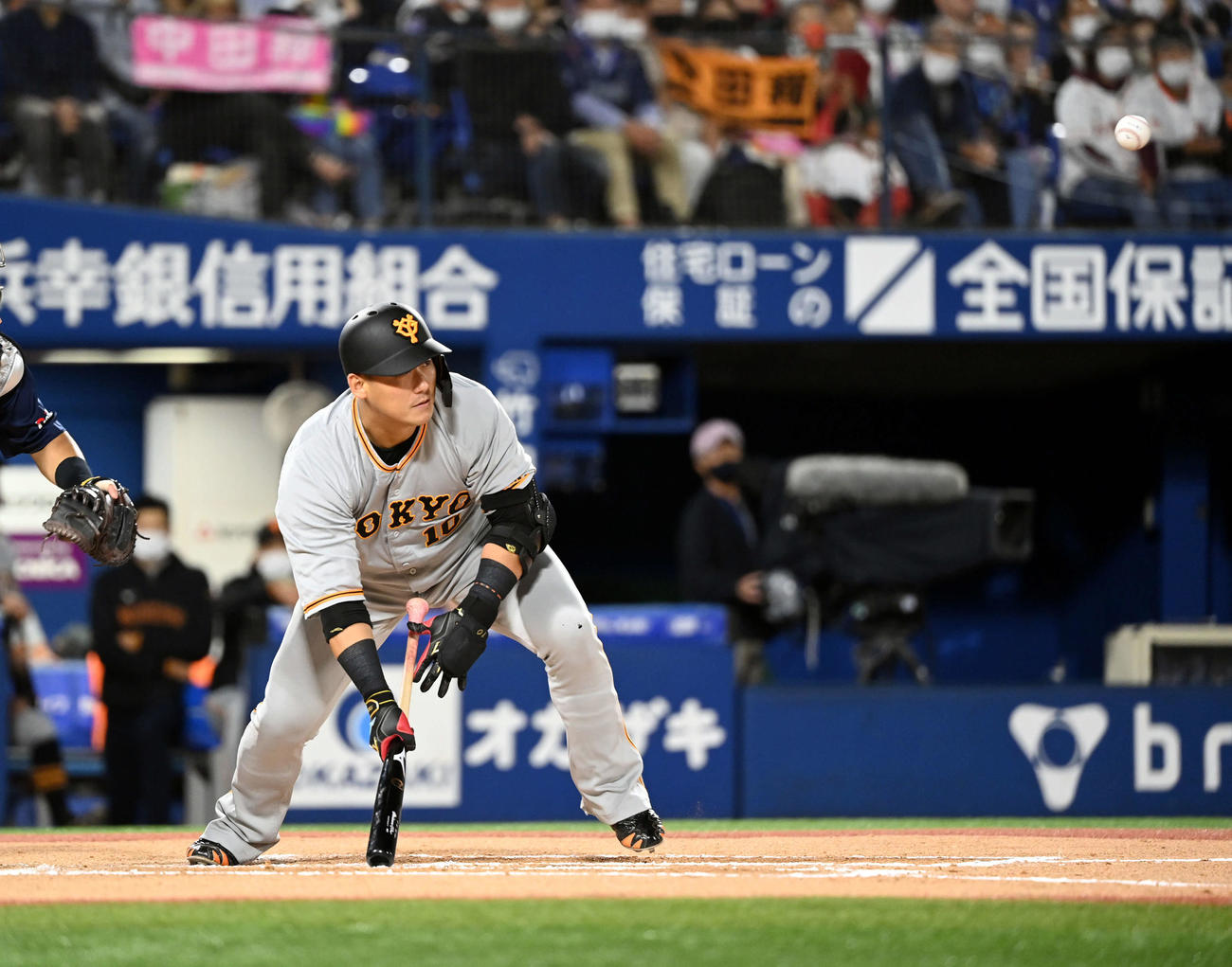 DeNA対巨人　6回表巨人無死一、二塁、送りバントを決める中田（撮影・たえ見朱実）