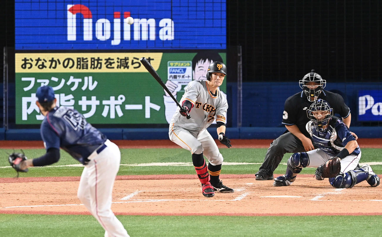DeNA対巨人　5回表巨人1死二、三塁、代打若林は二ゴロを打つ。投手ガゼルマン（撮影・山崎安昭）