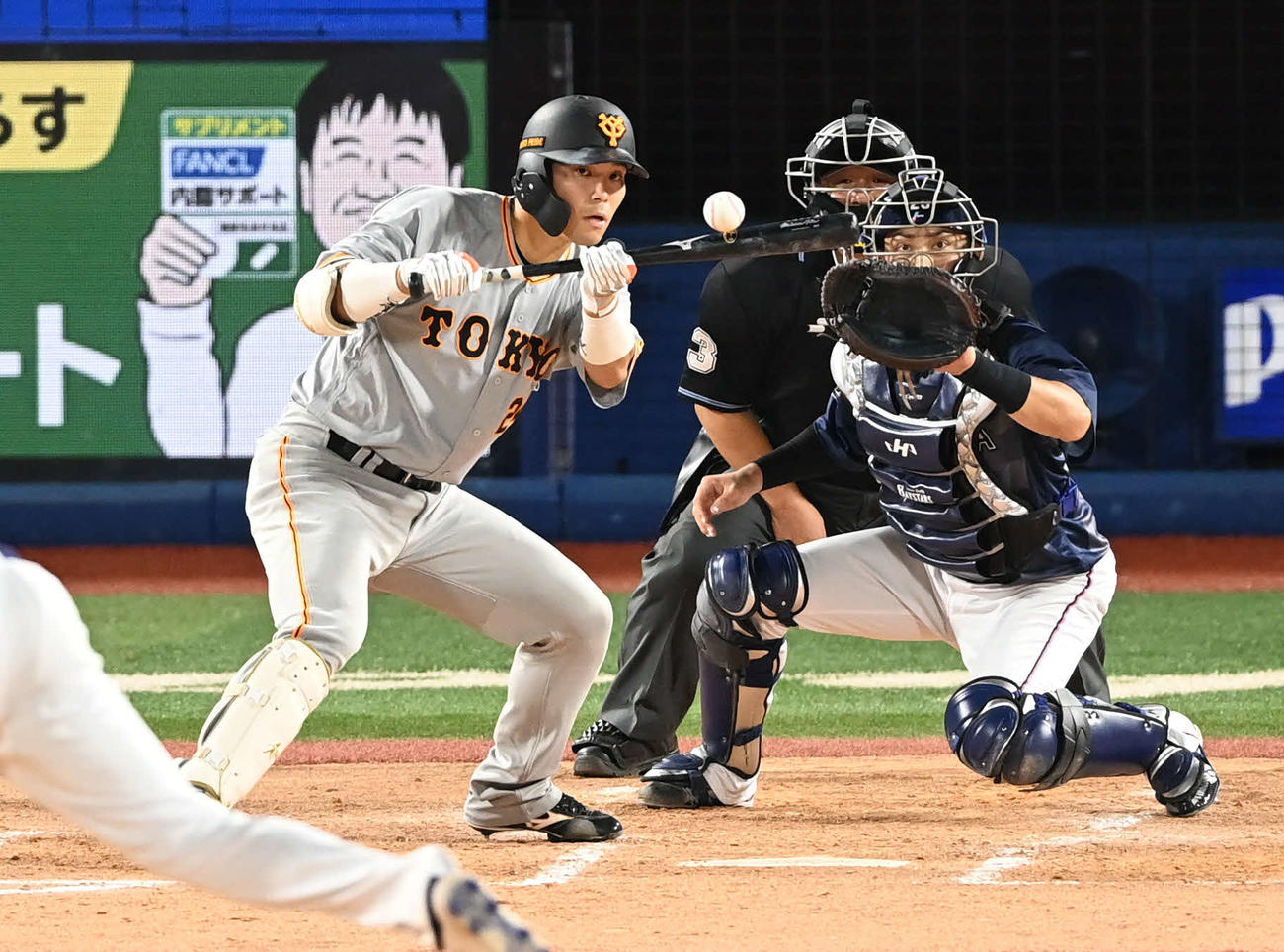 DeNA対巨人　5回表巨人無死一、二塁、大城は捕手前に犠打を決める（撮影・山崎安昭）