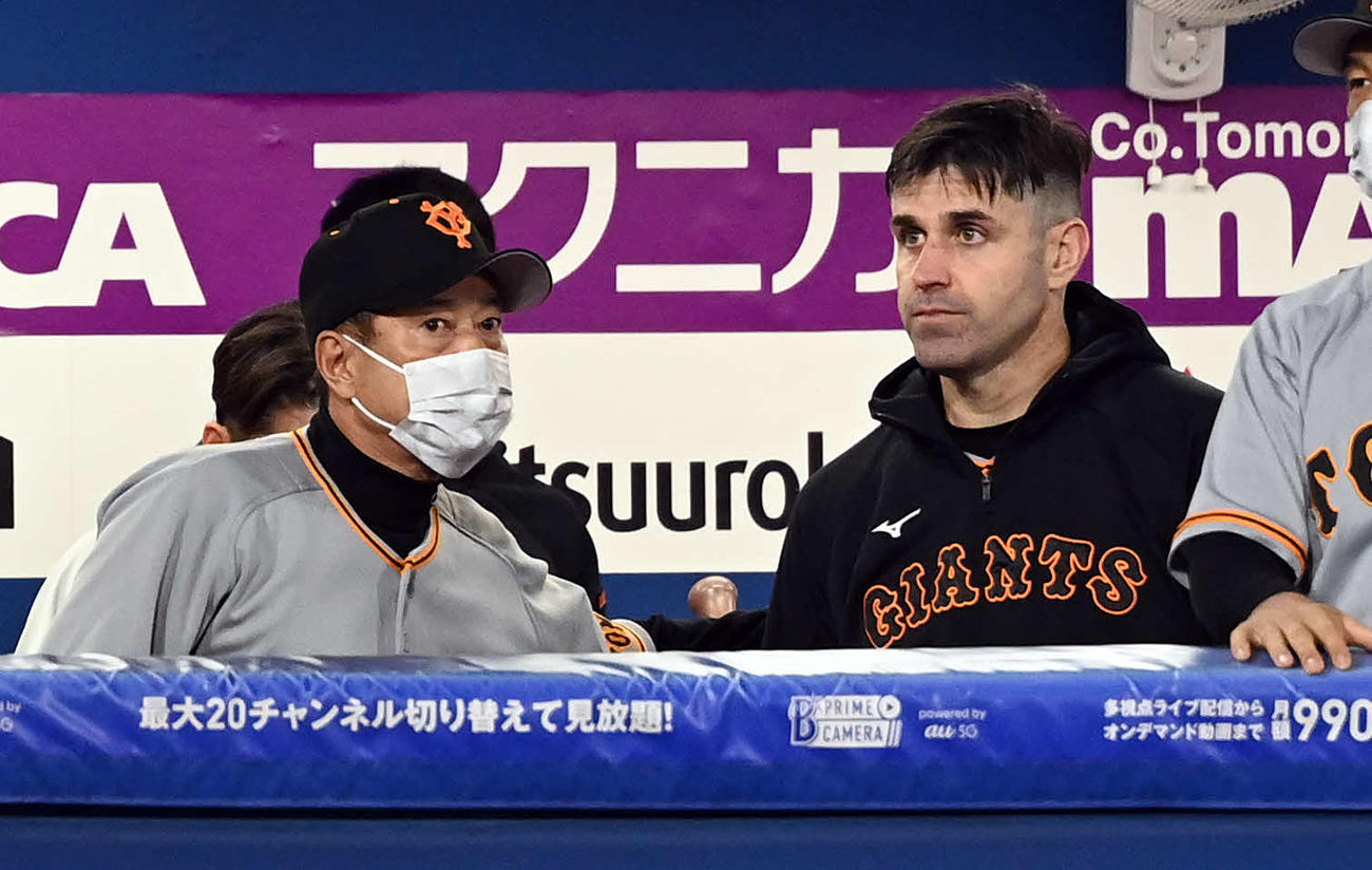 DeNA対巨人　5回表巨人1死二、三塁、シューメーカーの打席で代打を送った原監督は声をかける（撮影・たえ見朱実）