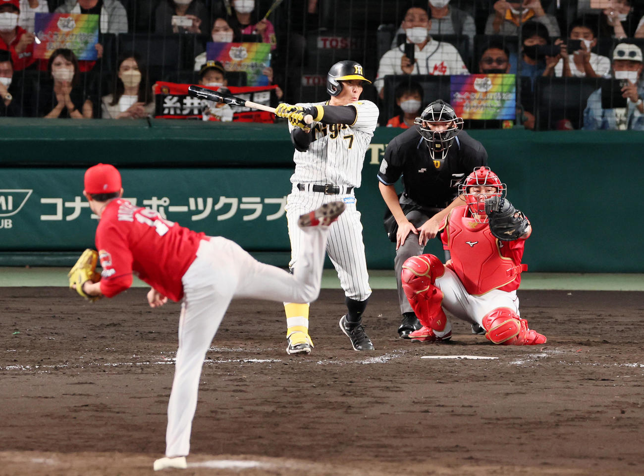 阪神対広島　5回裏阪神無死、代打糸井は左前打を放つ。投手は森下（撮影・加藤哉）