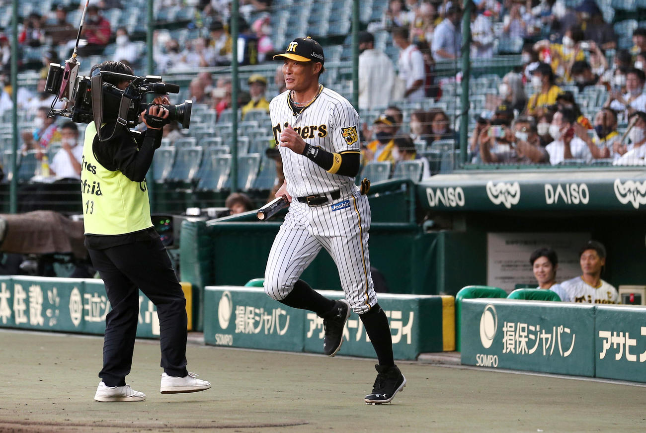 阪神対広島　ファーストピッチでトラッキーの代打で糸井嘉男が登場する（撮影・上山淳一）