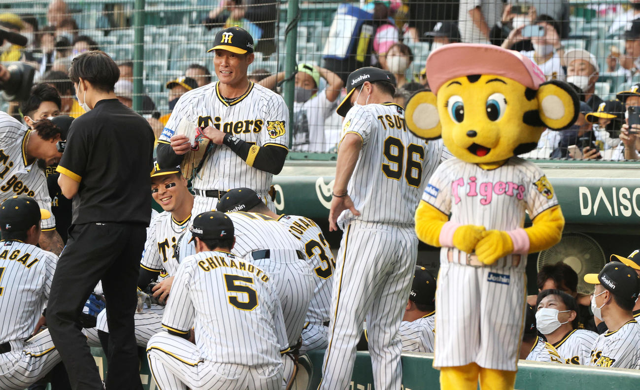 阪神対広島　試合前、糸井が円陣のかけ声をする（撮影・上山淳一）