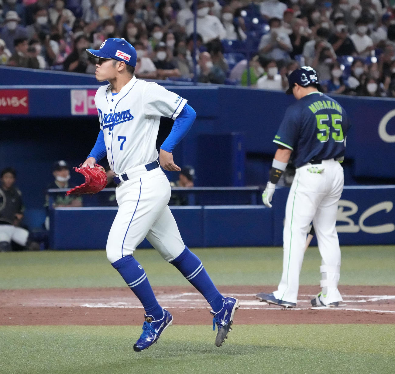 中日対ヤクルト　7回表ヤクルト2死、村上を見逃し三振に仕留めベンチへ戻る根尾（左）（撮影・森本幸一）