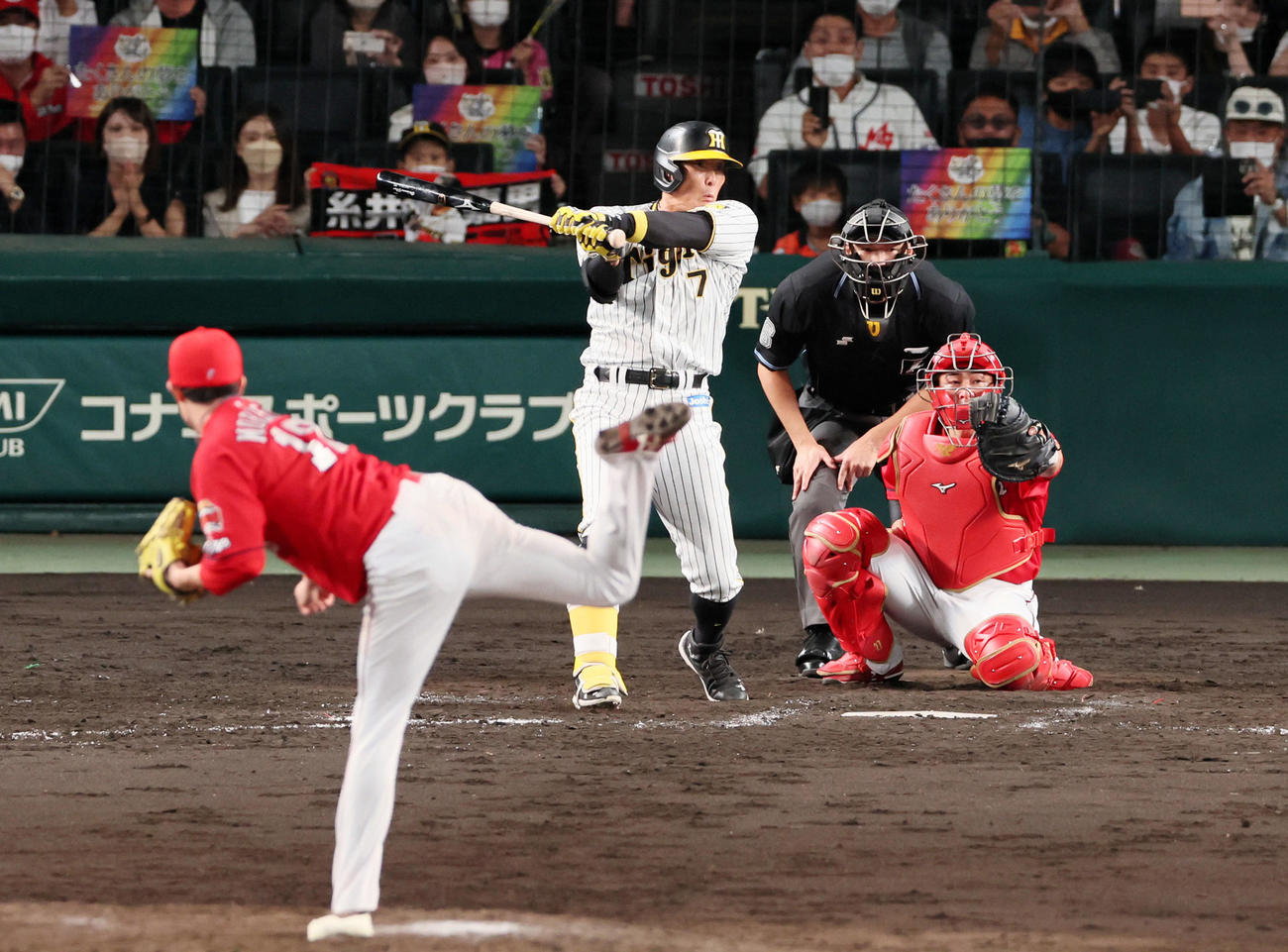 阪神対広島　5回裏阪神無死、代打糸井は左前打を放つ。投手森下（撮影・加藤哉）