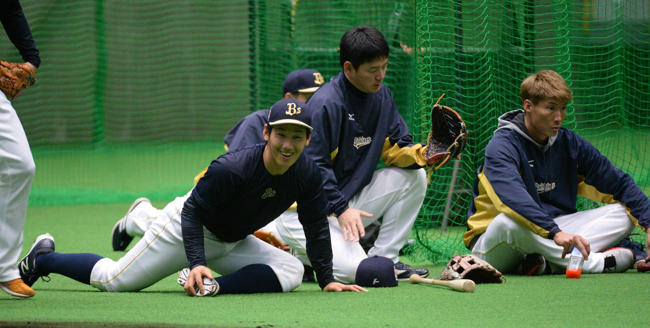 2016年4月　練習の合間に笑顔を見せる吉田正（左）。右は糸井