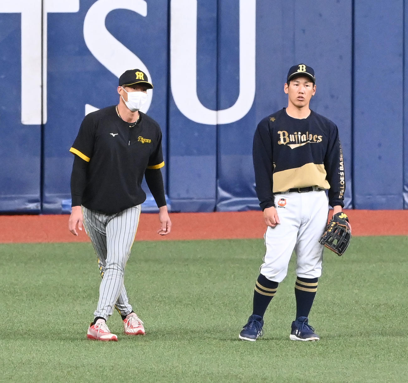 2022年3月　オリックス対阪神　試合前に話す阪神糸井（左）とオリックス吉田正