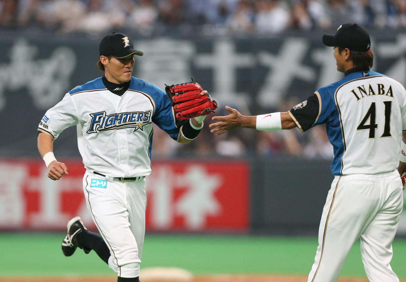 好返球を見せた糸井（左）は稲葉とタッチ（2012年5月25日）