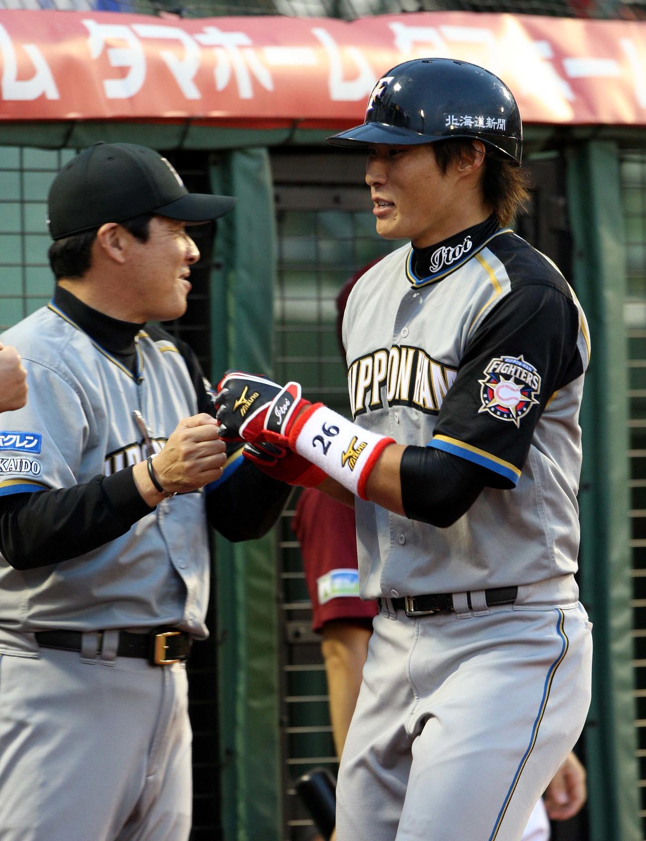 本塁打を放った糸井嘉男（右）はベンチ前で梨田昌孝監督とグータッチする（2008年8月5日）