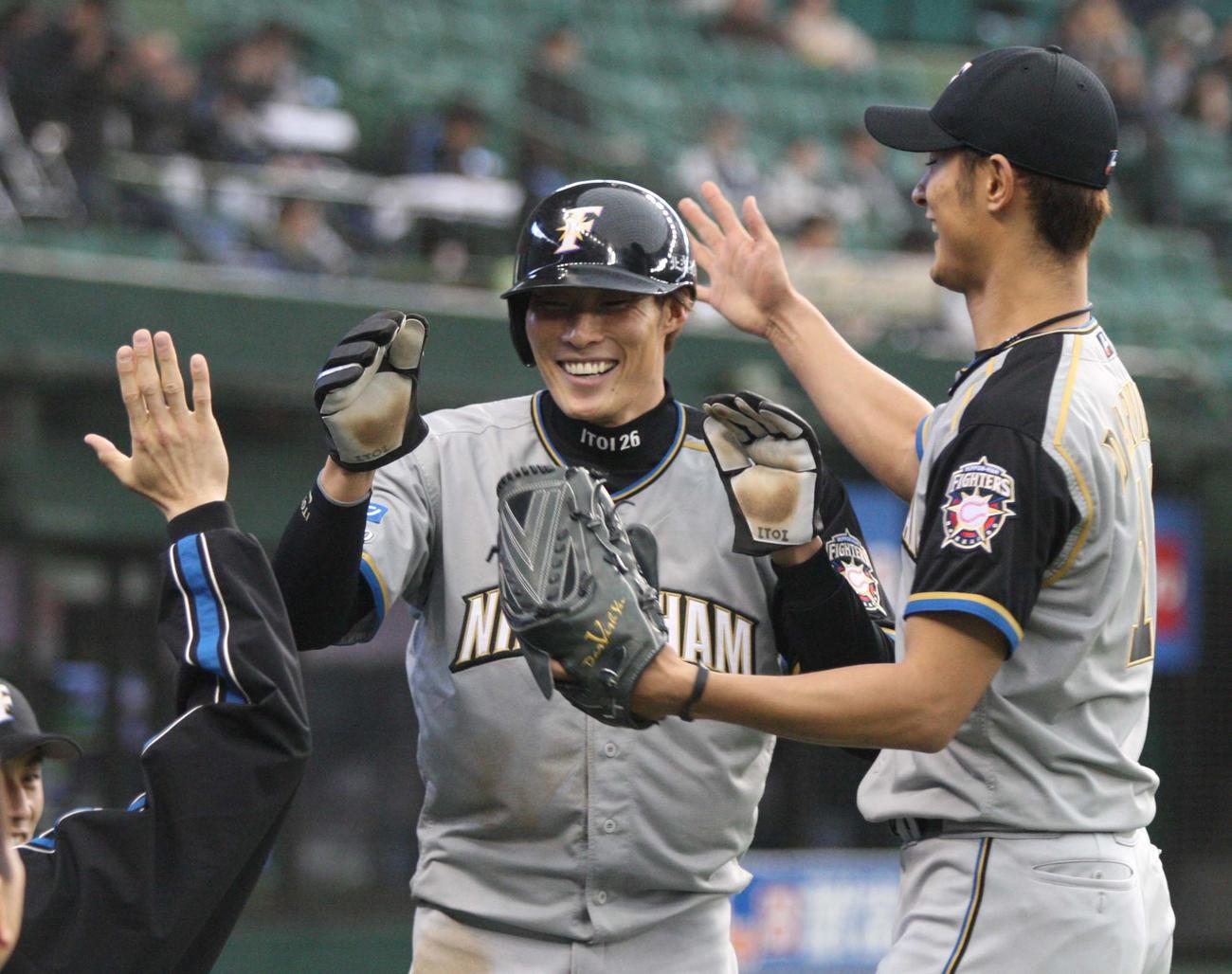 2010年、日本ハム時代の糸井とダルビッシュ（右）