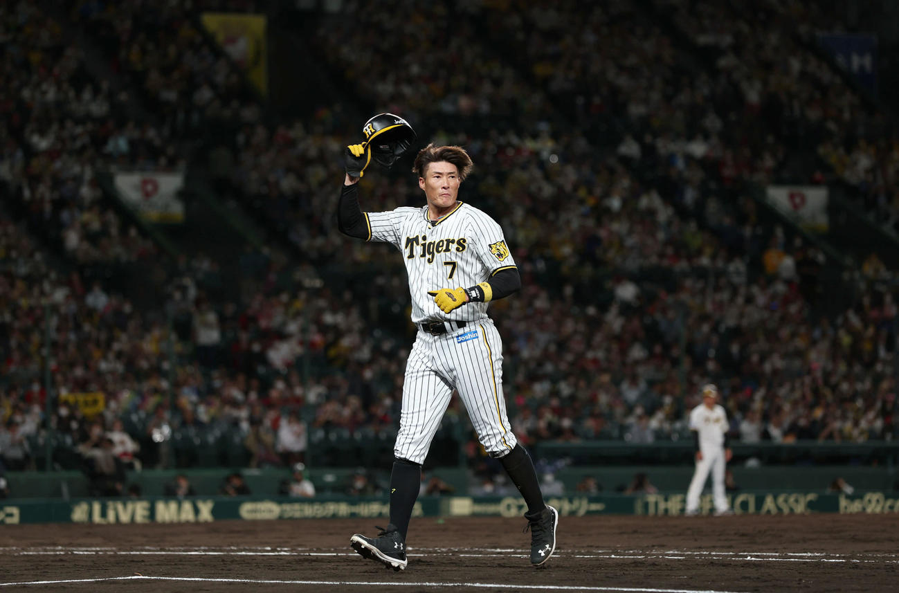 阪神対広島　5回裏阪神無死一塁、中野の三ゴロで二封された糸井は、ファンの拍手に応えながらベンチへ戻る（撮影・前田充）