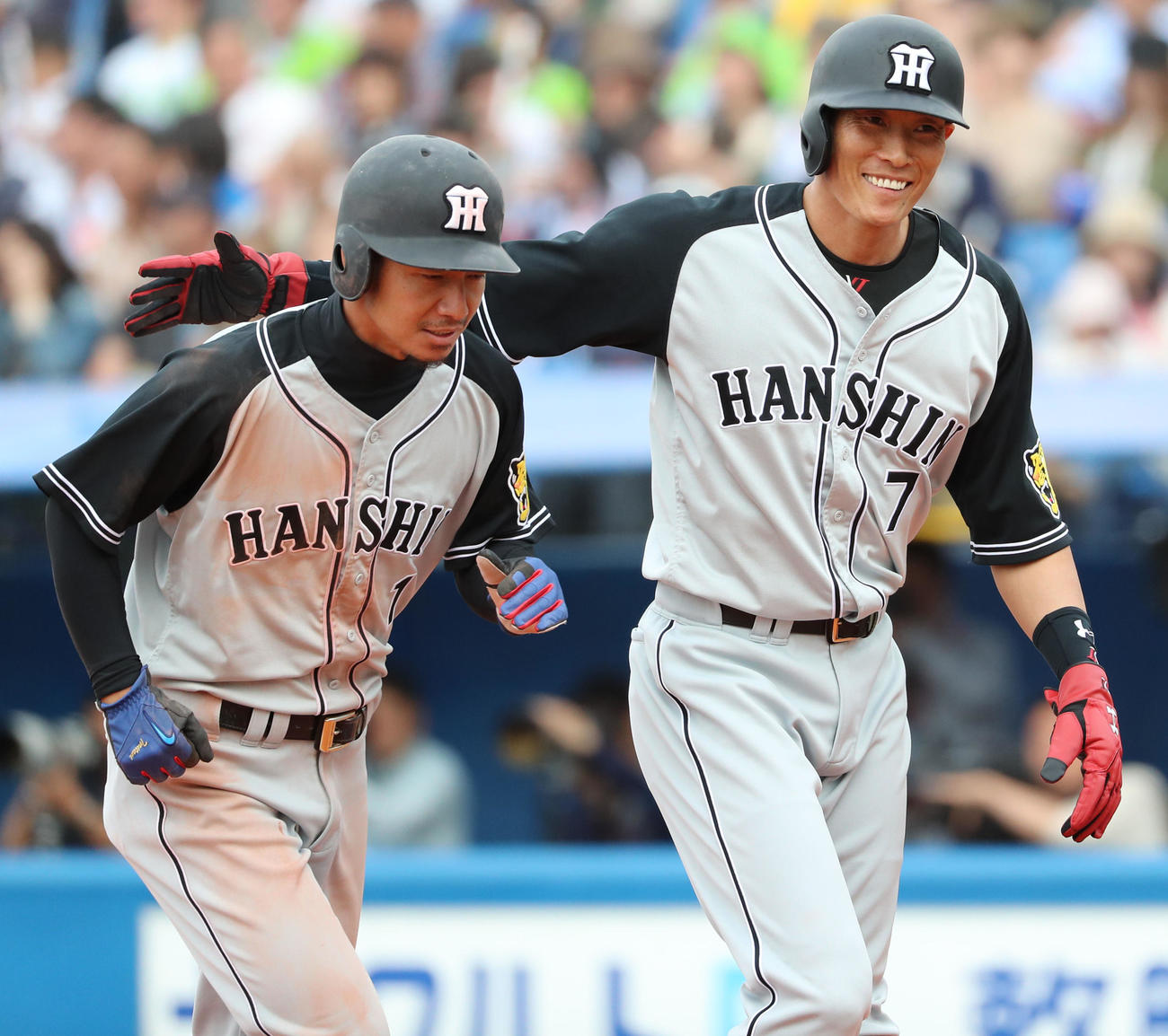 17年5月3日、阪神鳥谷（左）を笑顔で出迎える糸井