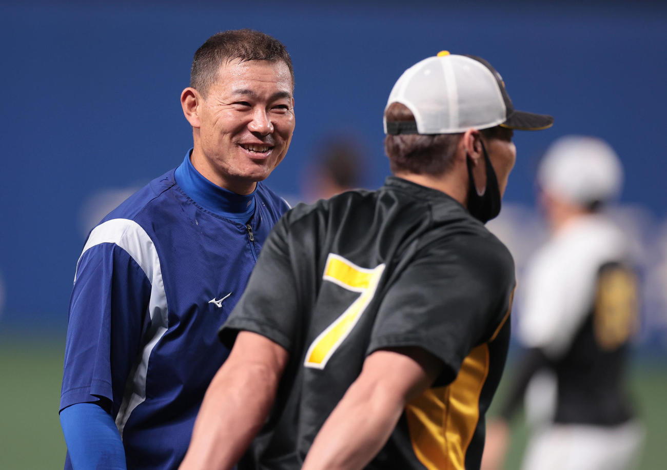 2021年6月　試合前練習で言葉を交わす中日福留（左）と阪神糸井