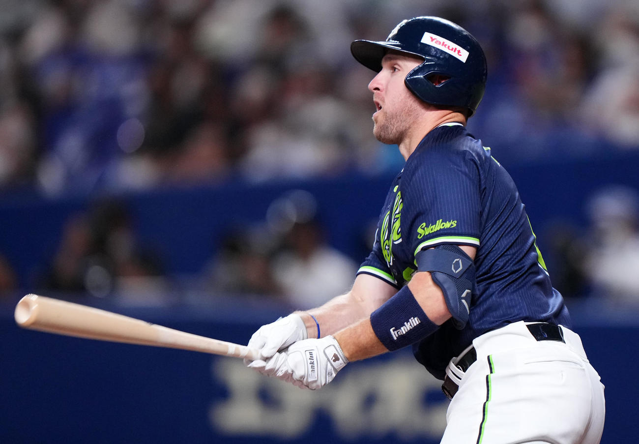 中日対ヤクルト　5回表ヤクルト無死二塁、左越え適時二塁打を放つキブレハン（撮影・横山健太）