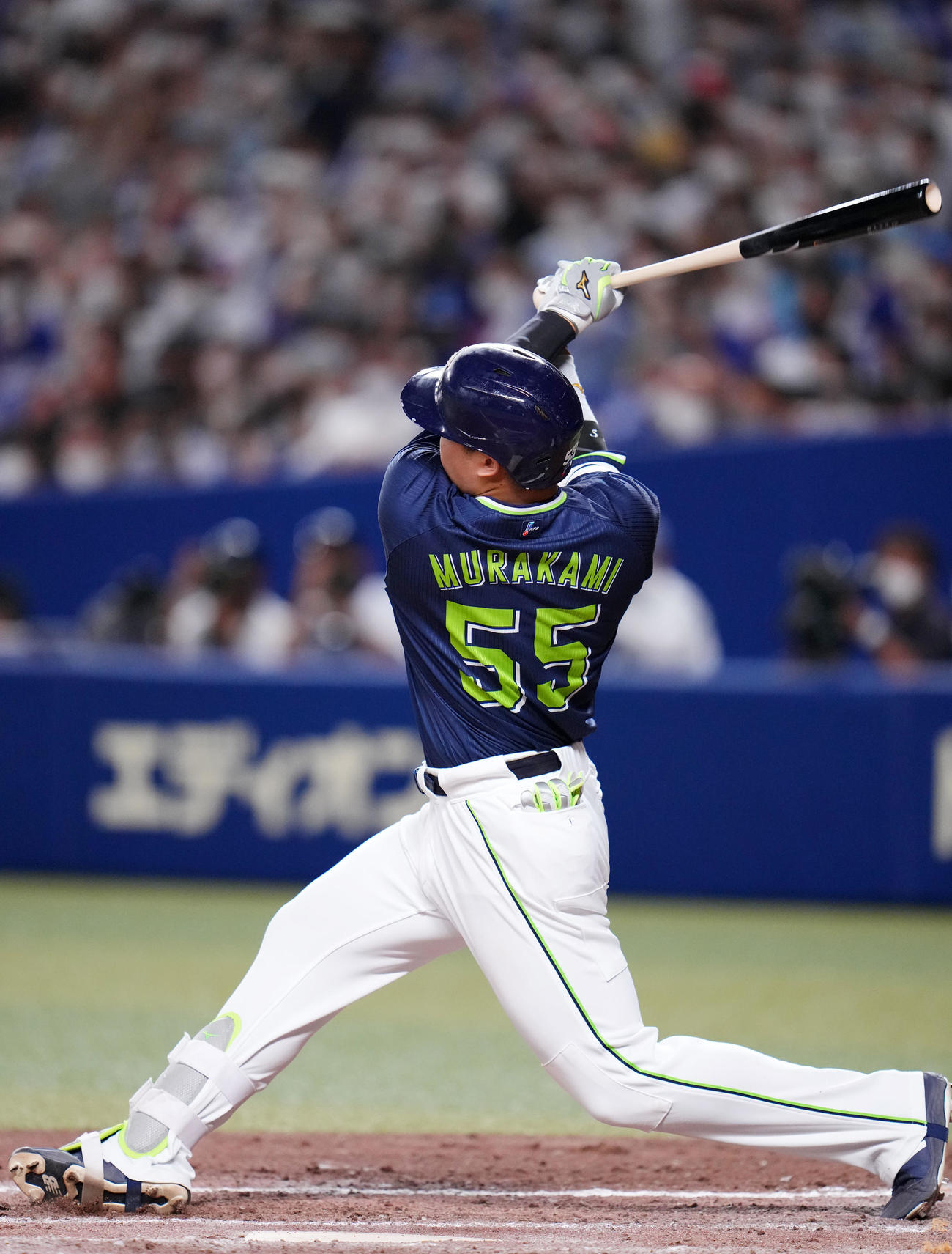 中日対ヤクルト　9回表ヤクルト無死、空振り三振に倒れる村上（撮影・横山健太）