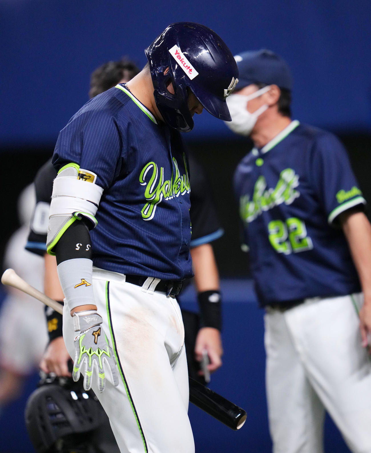 中日対ヤクルト　9回表ヤクルト無死、空振り三振に倒れ肩を落とす村上（左）。右は高津監督（撮影・横山健太）