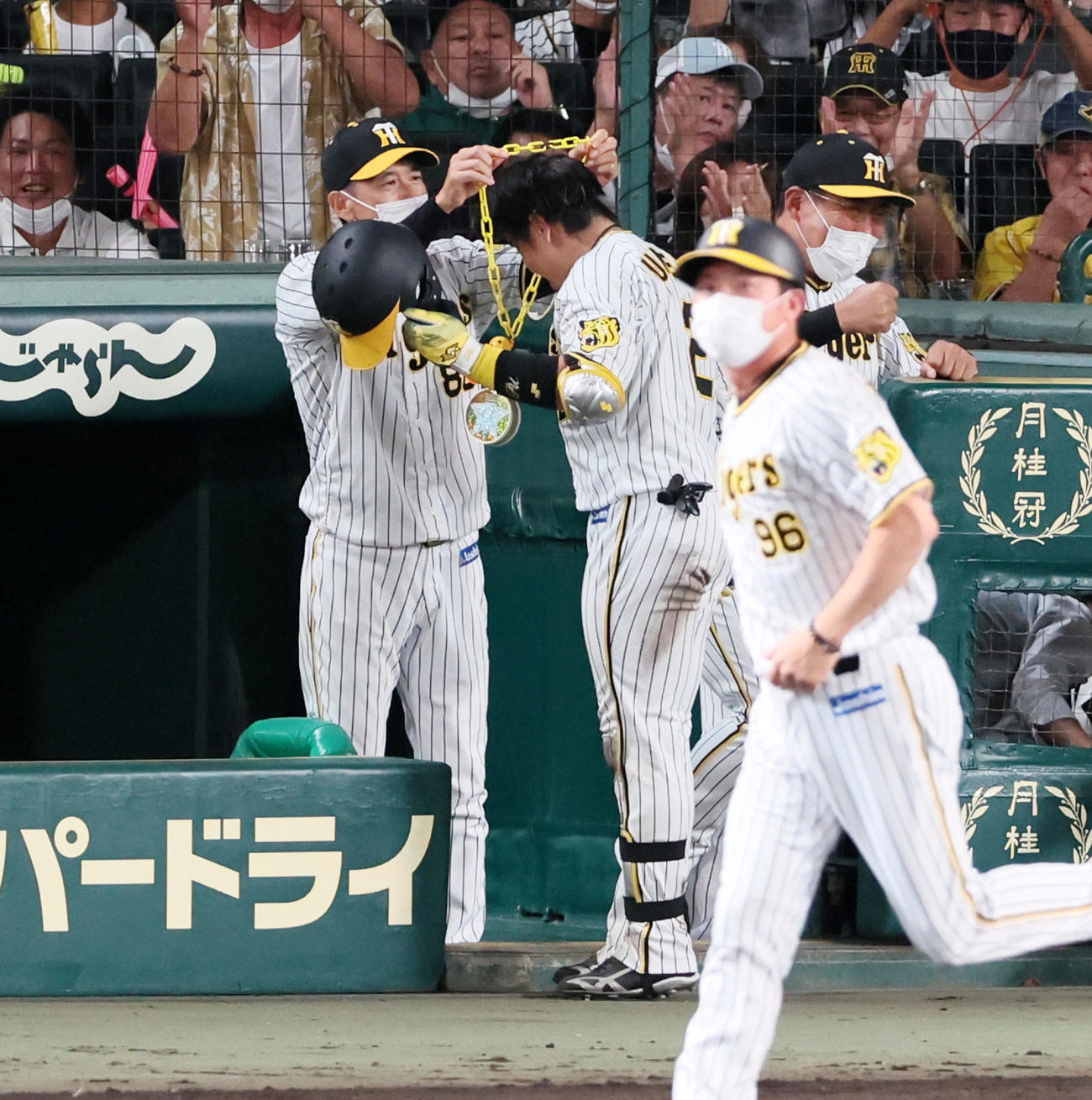 阪神対広島　6回裏阪神2死、矢野監督は左越えソロ本塁打を放った梅野にメダルをかける（撮影・加藤哉）