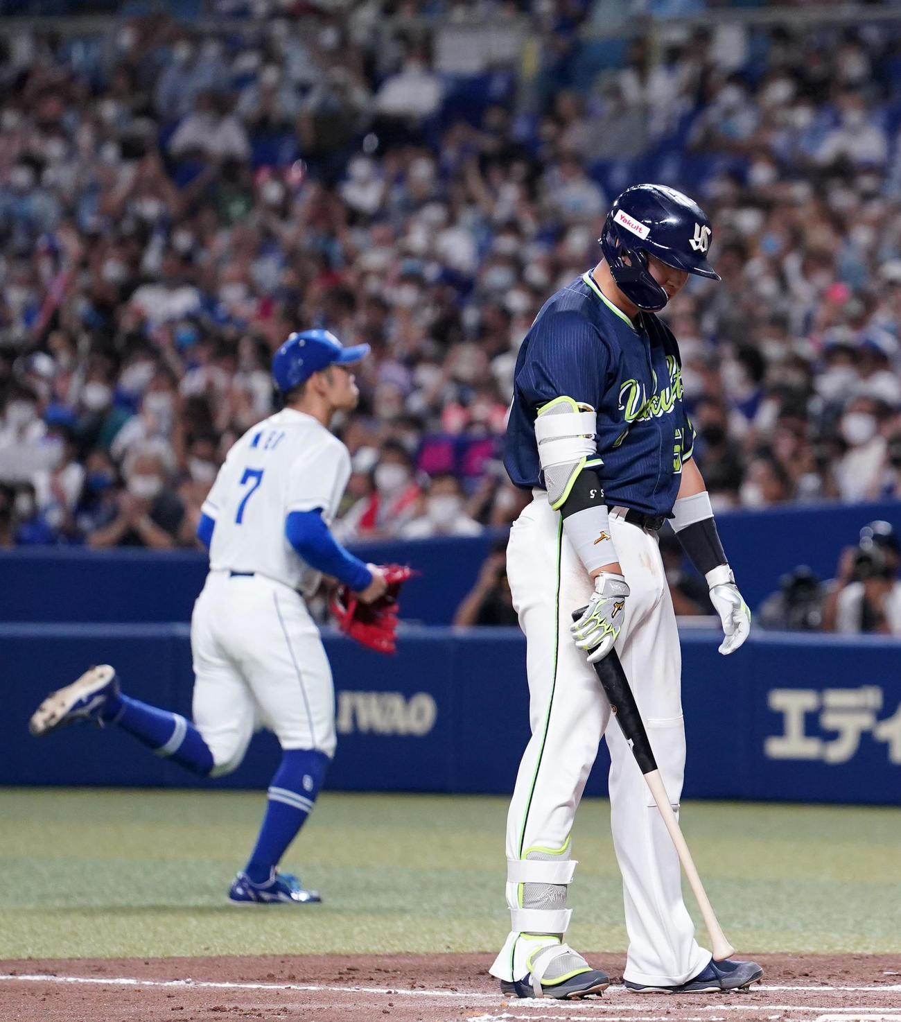 中日対ヤクルト　7回表ヤクルト2死、根尾（左）に見逃し三振に抑えられ肩を落とす村上（撮影・横山健太）
