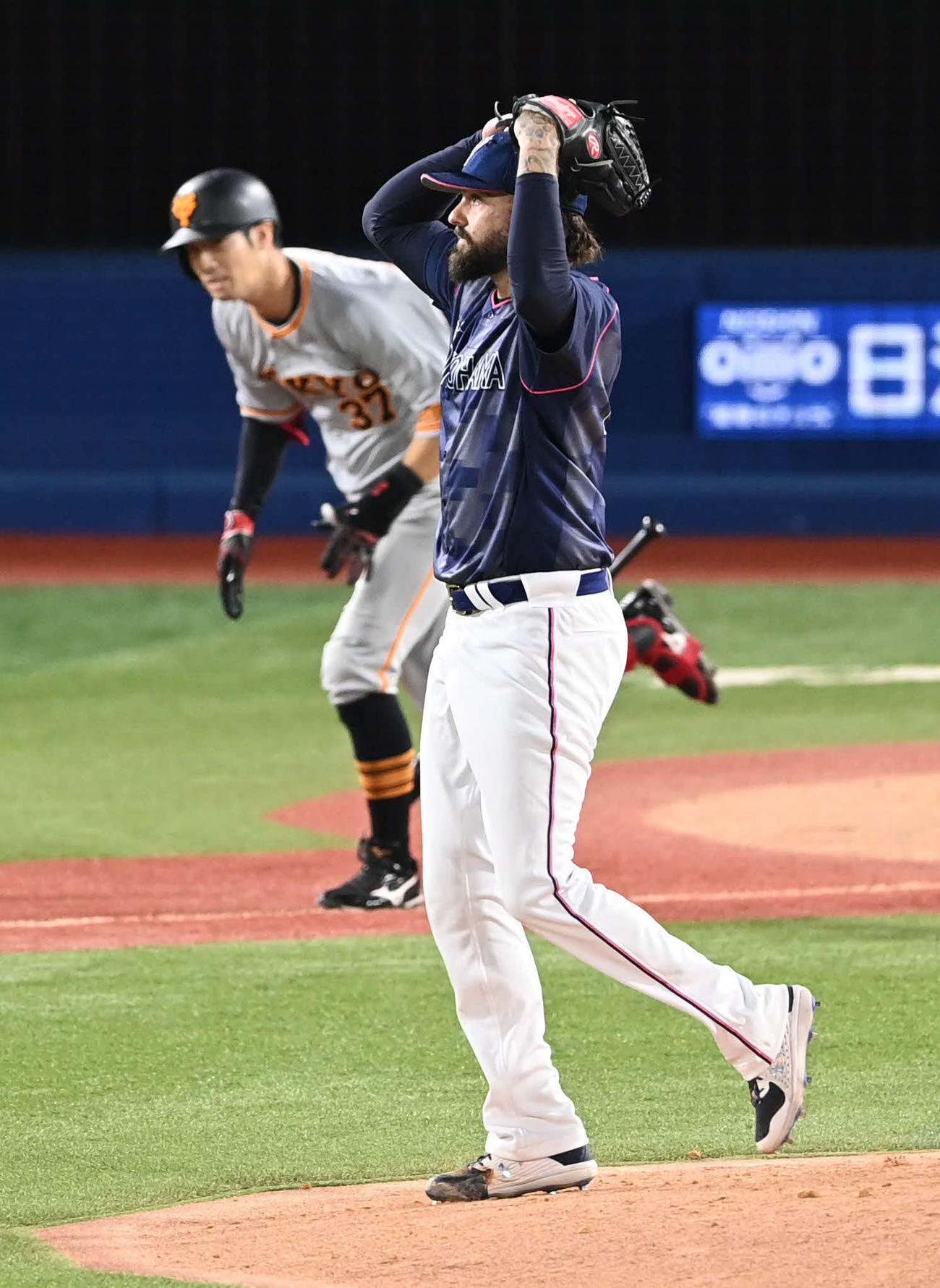 DeNA対巨人　5回表巨人1死二、三塁、代打若林に二ゴロを打たれて悔しがるガゼルマン（撮影・山崎安昭）