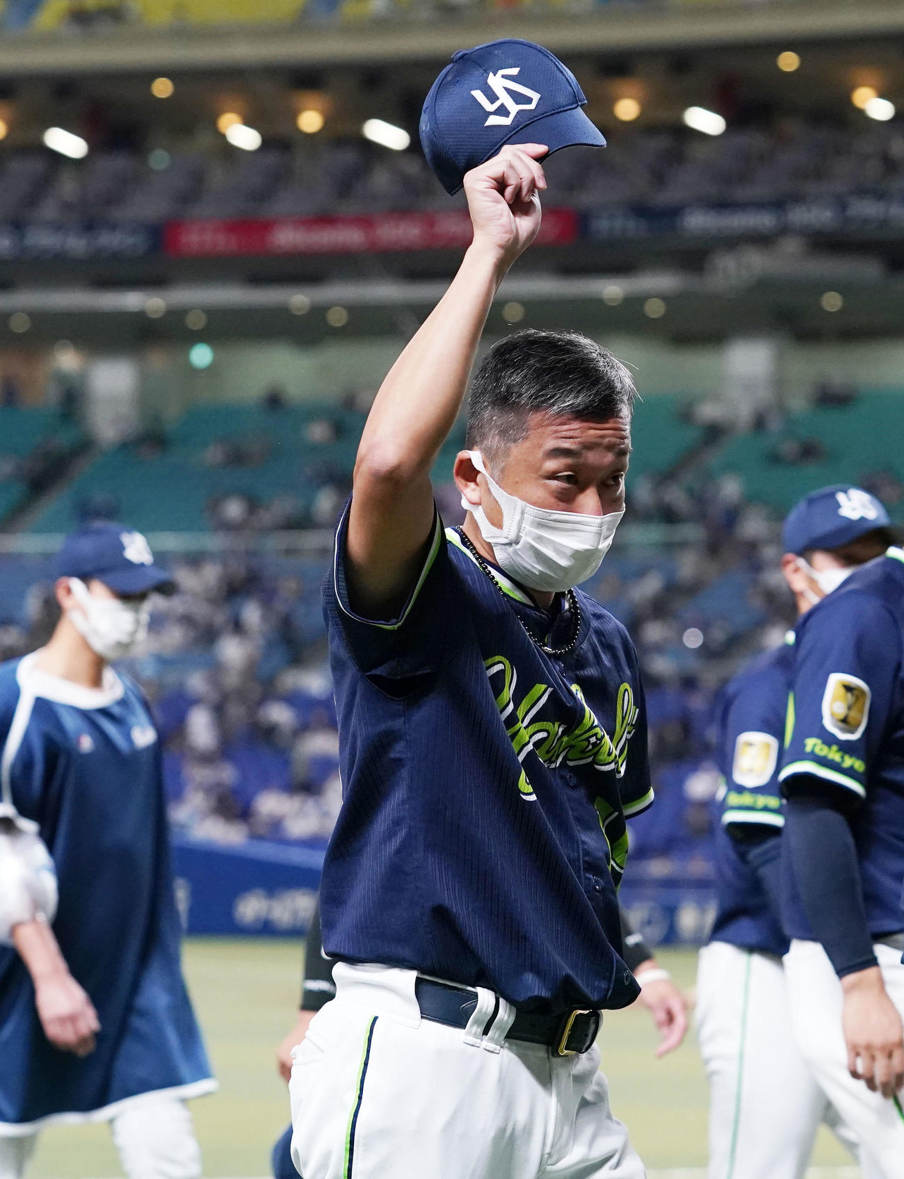 中日対ヤクルト　バンテリンドームナゴヤでの最終戦を終えファンにあいさつをしグラウンドを後にする石川（中央）らヤクルトナイン（撮影・横山健太）