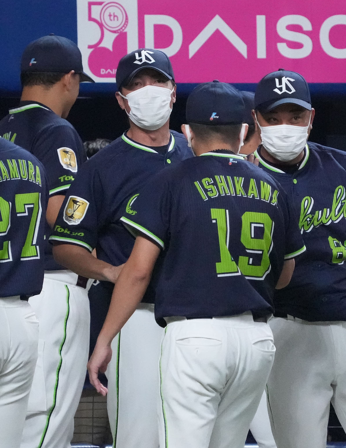 中日対ヤクルト　中日に勝利し石川らを迎える高津監督（中央）（撮影・森本幸一）