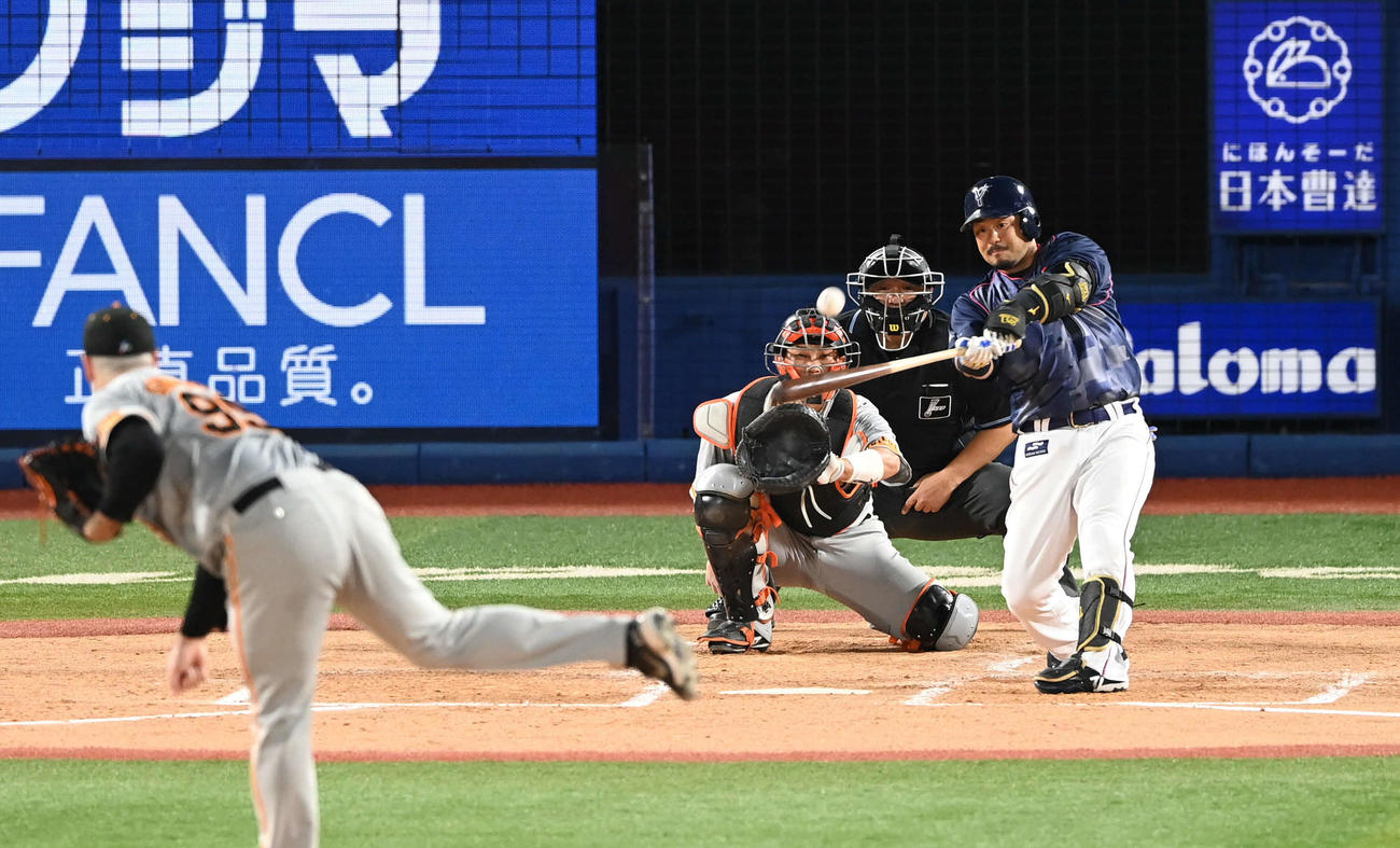 DeNA対巨人　4回裏DeNA1死、宮崎は左越えソロ本塁打を放つ。投手シューメーカー（撮影・山崎安昭）