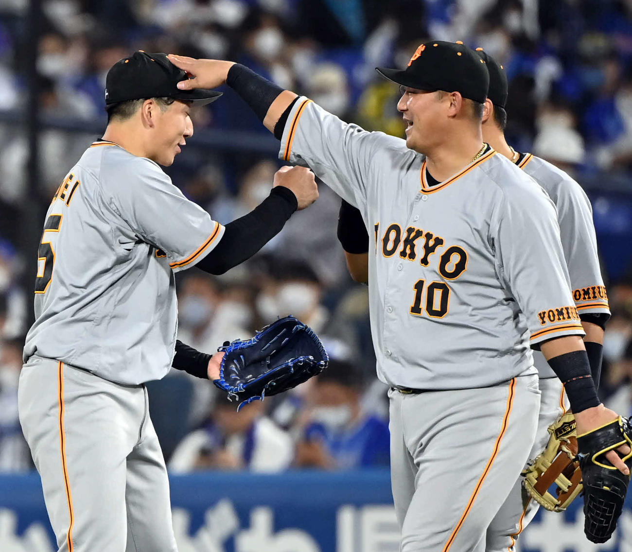 DeNA対巨人　DeNAに勝利し、最後を締めた巨人大勢（左）の頭をなでる中田（撮影・たえ見朱実）