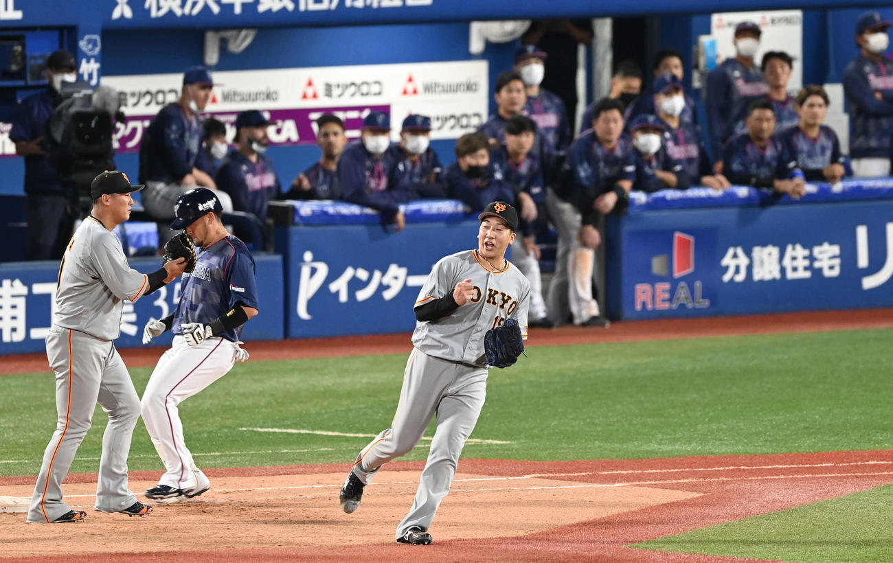 DeNA対巨人　9回裏DeNA2死、大勢（手前右）は代打戸柱を投ゴロに仕留めてガッツポーズ。一塁手中田（撮影・山崎安昭）