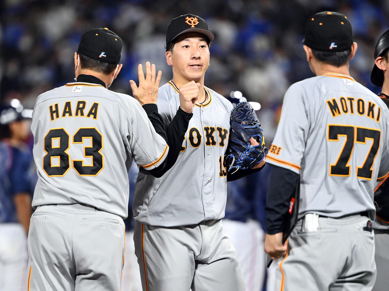 DeNA対巨人　原監督の出迎えを受ける巨人大勢（撮影・たえ見朱実）