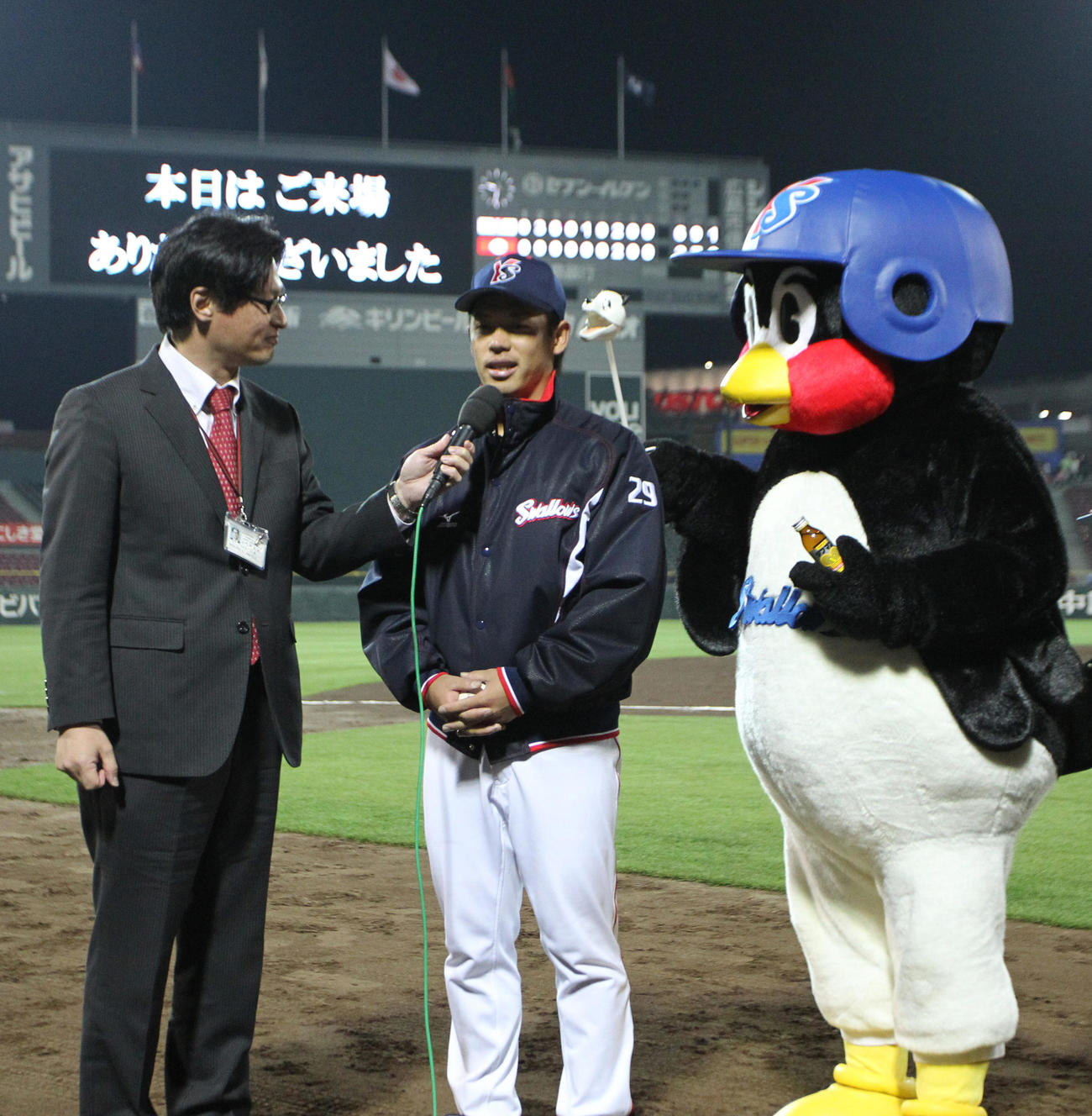 2013年4月3日　プロ初勝利を挙げ、ヒーローインタビューに答える小川泰弘