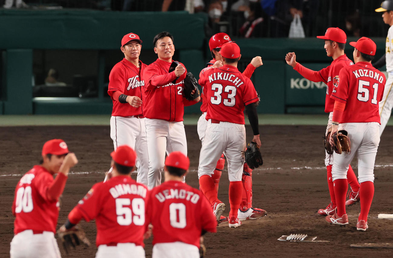 阪神対広島　阪神に勝利しタッチする広島ナイン（撮影・加藤哉）