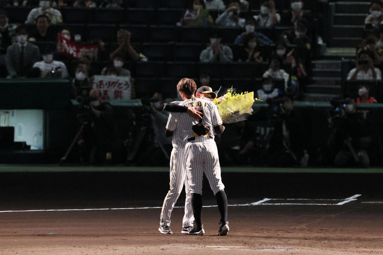 阪神対広島　引退セレモニーで矢野監督から花束を受け取る糸井（撮影・加藤哉）