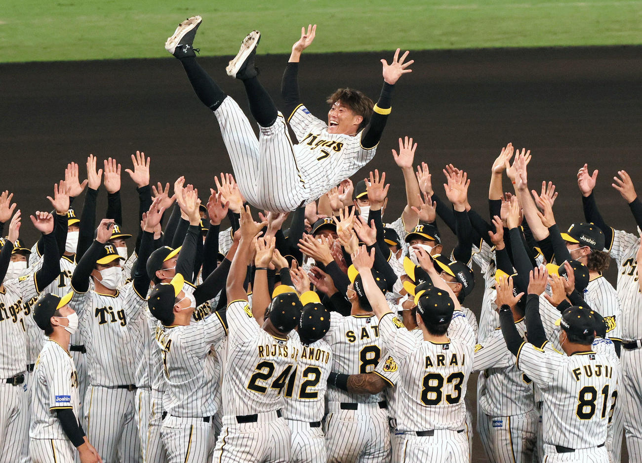 引退セレモニーで阪神糸井（中央）はナインから胴上げされる（撮影・上山淳一）
