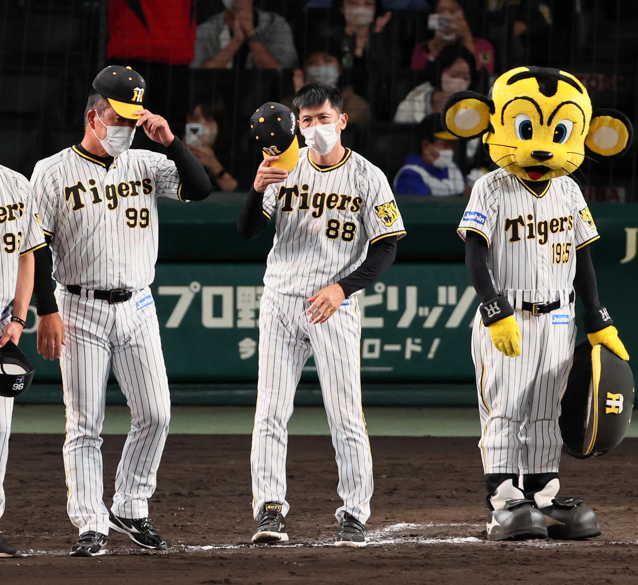 阪神対広島　広島に敗れあいさつする矢野監督（撮影・加藤哉）