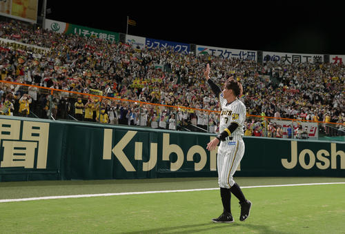 糸井引退試合、甲子園ラスト？9/21(22)阪神ー広島ブリーズシート通路横ペア 阪神】糸井嘉男、引退試合で左前打 有終の美「ホンマに感動」涙こらえ