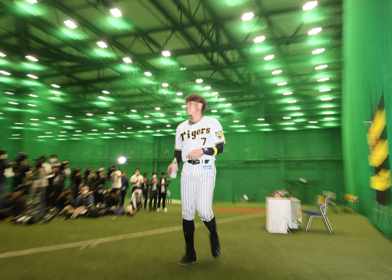 現役を引退した糸井は会見を終え引き揚げる（撮影・上山淳一）