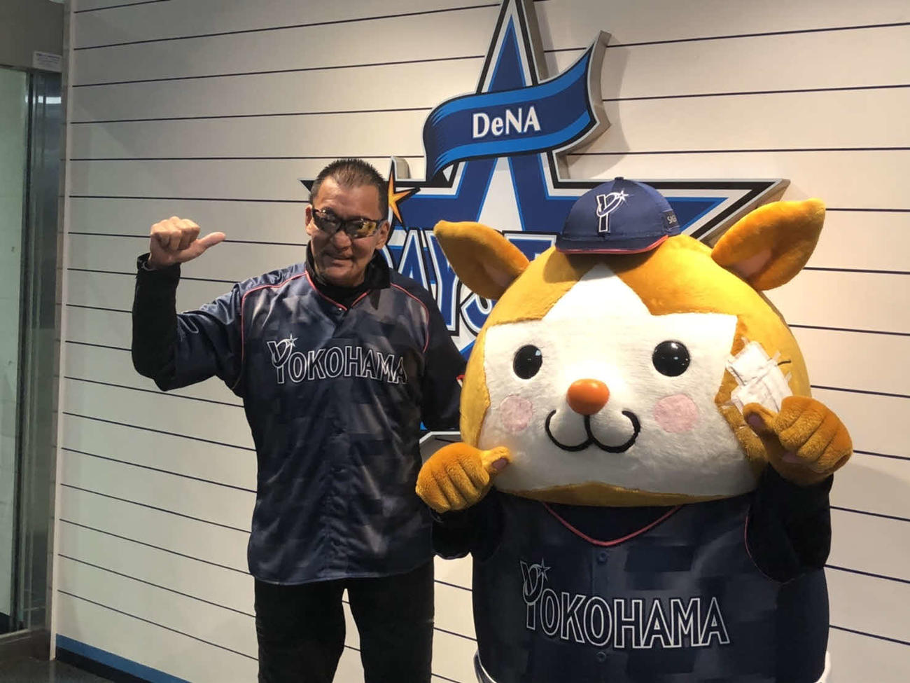 試合前セレモニー後、記念写真に応じる蝶野正洋とDB．スターマン（撮影・久保賢吾）