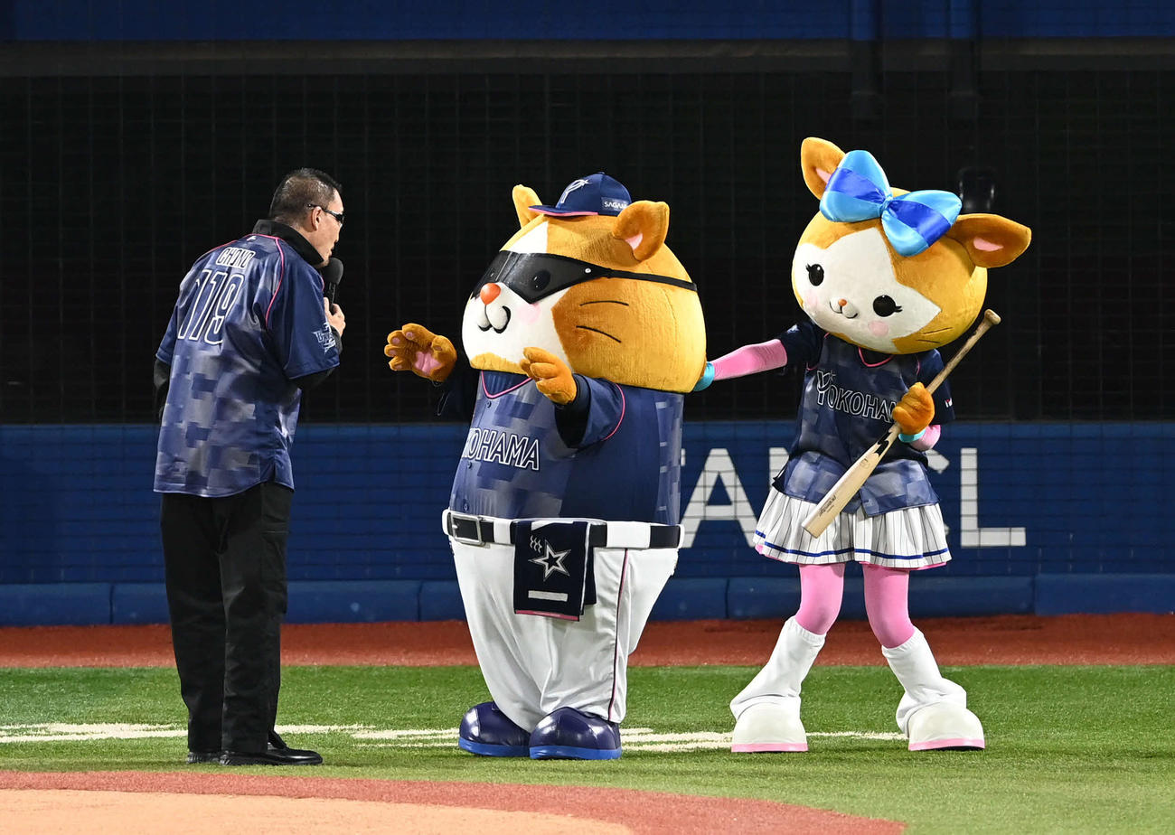 DeNA対巨人　試合前セレモニーで蝶野（左）は闘魂ビンタにびびるDB．スターマンに声をかける。右はDB．キララ（撮影・山崎安昭）