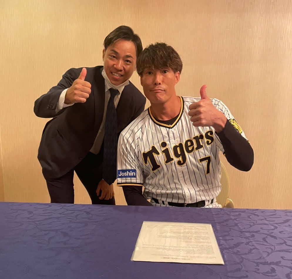 阪神糸井と記念撮影に収まる阪上忠士マネジャー（阪上氏提供）