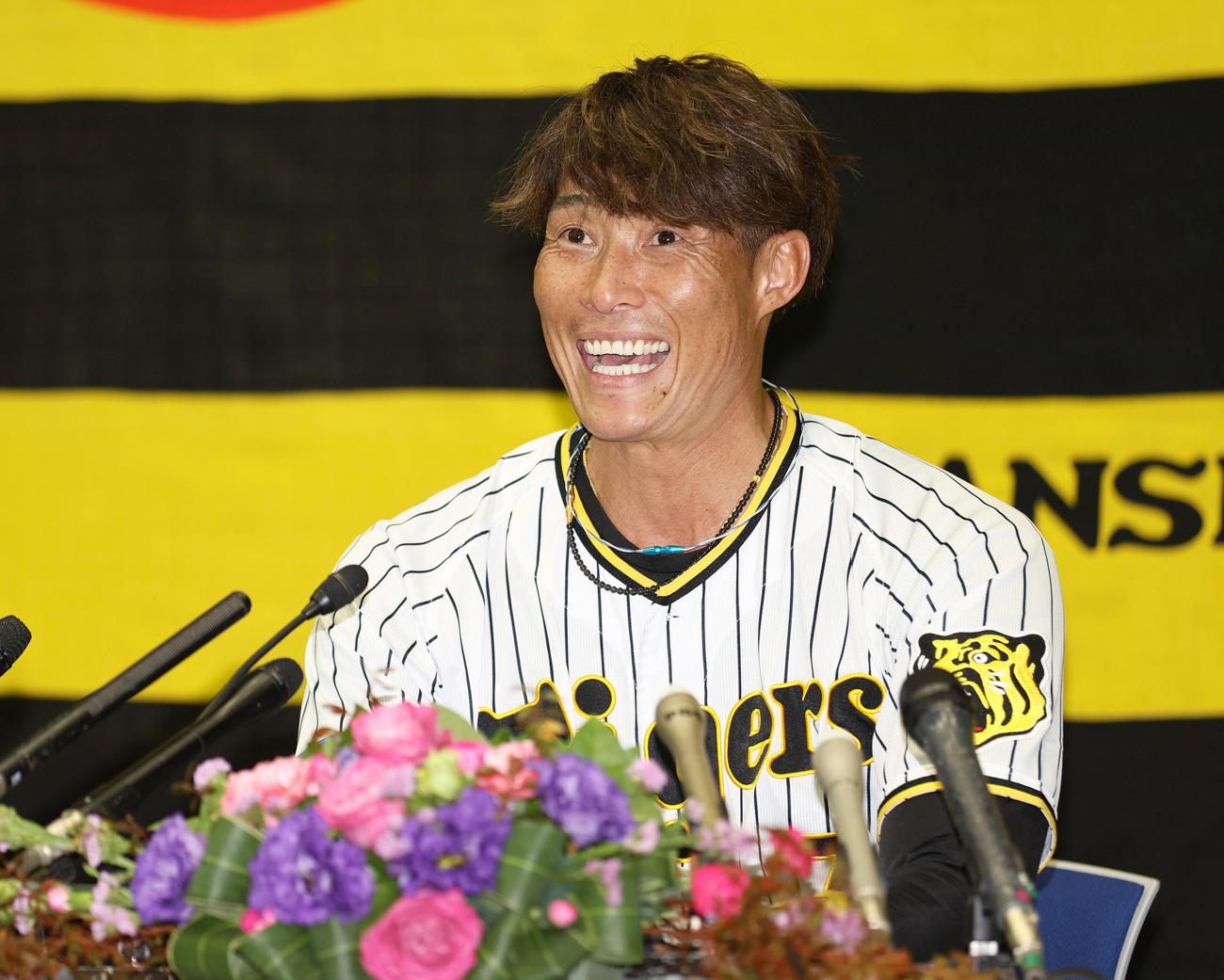 会見で笑顔を見せる糸井（撮影・上山淳一）