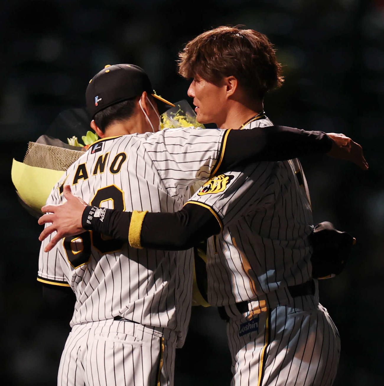 引退セレモニーで矢野監督（左）から花束を受け取る糸井（撮影・前田充）