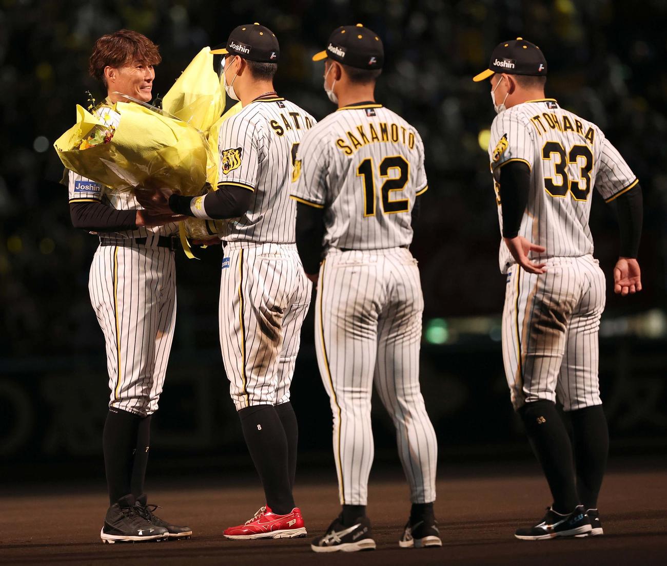 糸井（左）は引退セレモニーで佐藤輝、坂本、糸原から花束を受け取る（撮影・上田博志）
