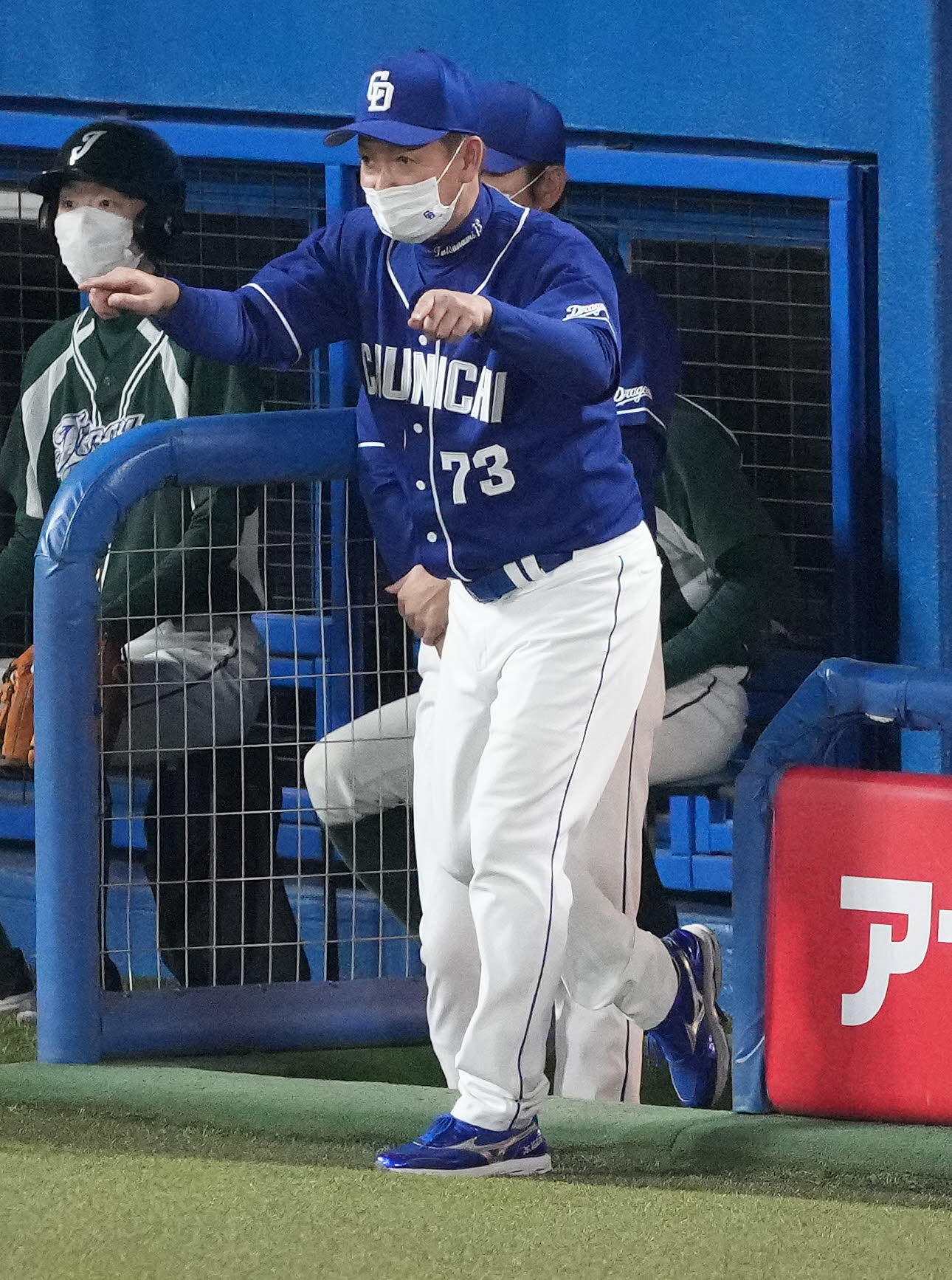 ヤクルト対中日　5回裏ヤクルト無死、打者サンタナが一塁セーフと判定された場面で、リクエストを行使する立浪監督（撮影・鈴木みどり）