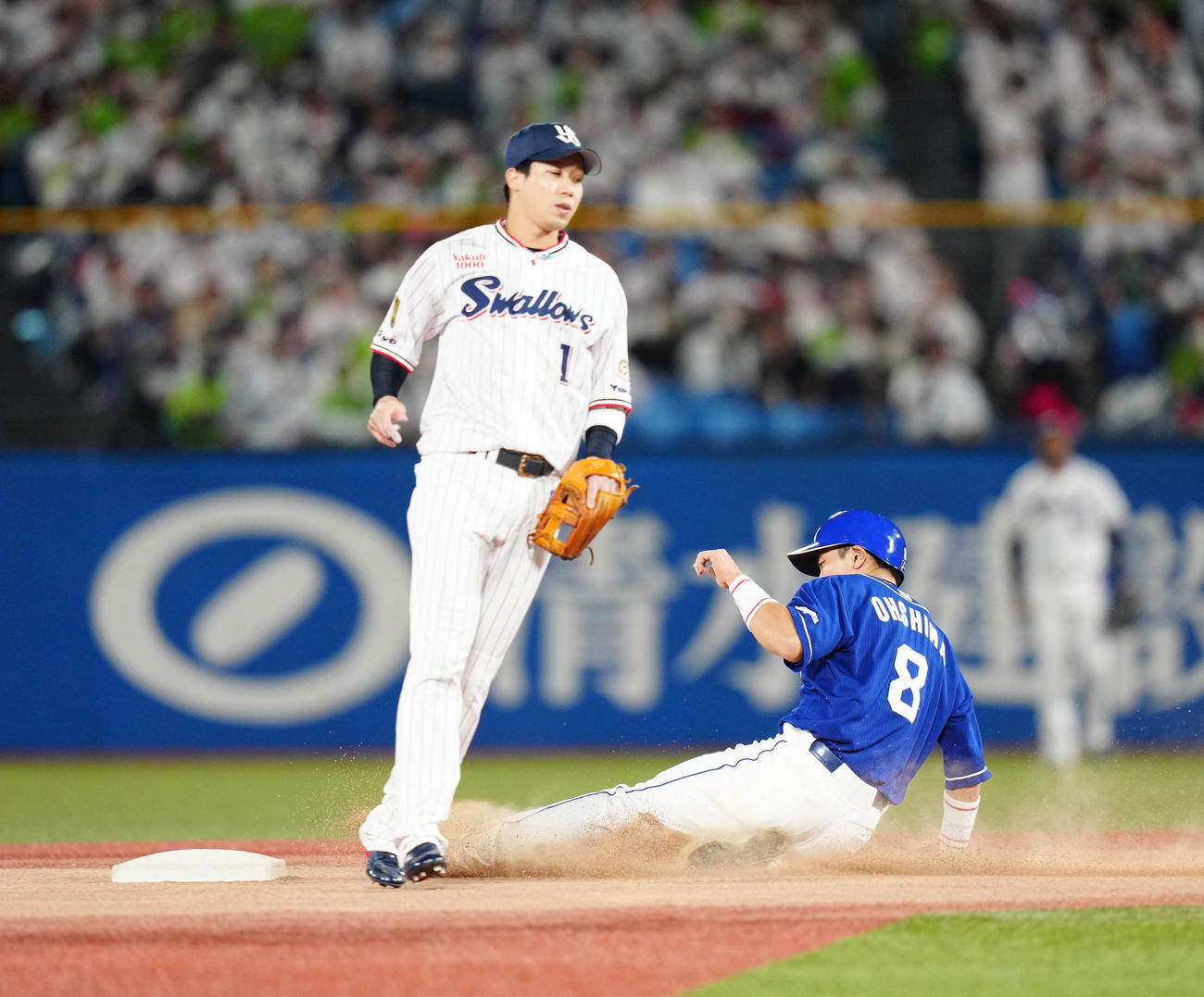 ヤクルト対中日　7回表中日無死一塁、二塁盗塁を決める大島。二塁手山田（撮影・江口和貴）