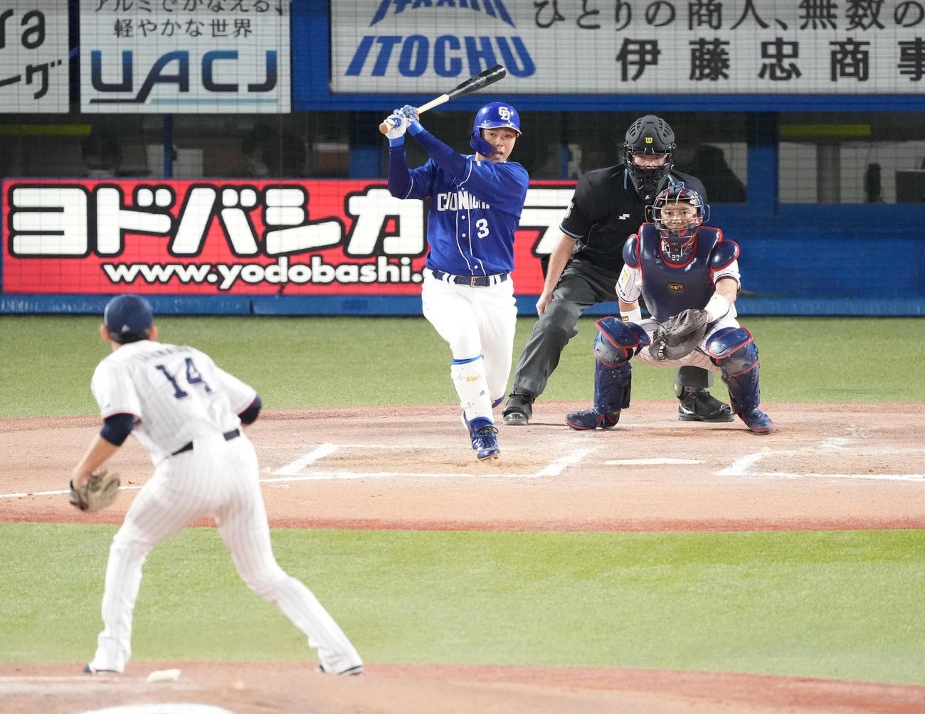 ヤクルト対中日　7回表中日2死一、三塁、中前適時打を放つ高橋周。投手高梨（撮影・鈴木みどり）