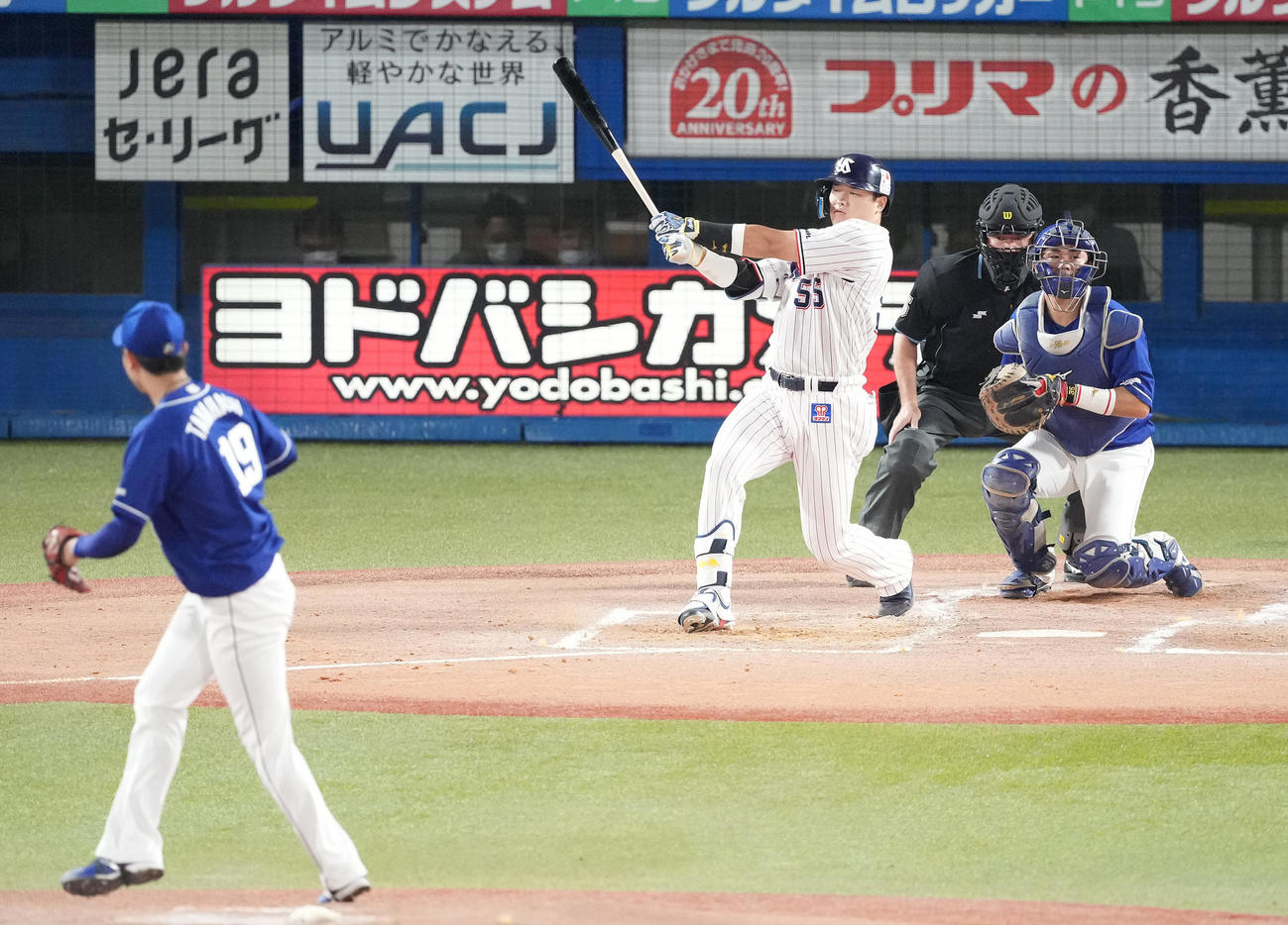 ヤクルト対中日　2回裏ヤクルト無死、空振り三振に倒れる村上。投手高橋宏（撮影・鈴木みどり）